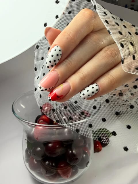 Manichiură cu buline albe și negre și vârf roșu